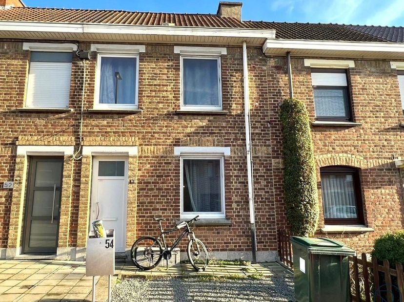 Gelegen in een rustige en aangename goede buurt: LEUKE OP TE FRISSEN WONING met TUIN! Indeling: inkom en traphal, gezellige leefruimte, geïnstalleerde