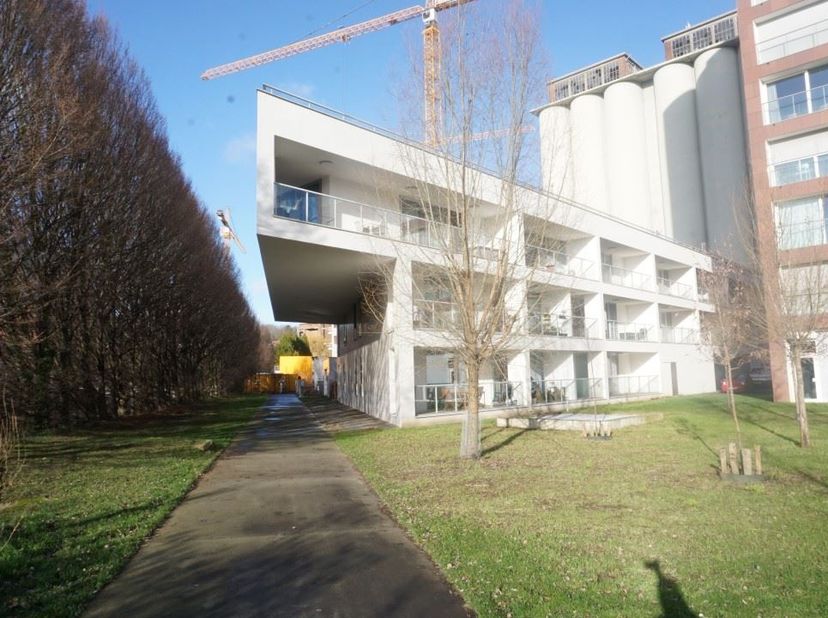 Dit appartement met groot terras is gelegen op de tweede verdieping van residentie De Ark, in de nieuwe stadwijk Tweewaters en bereikbaar via de Haven