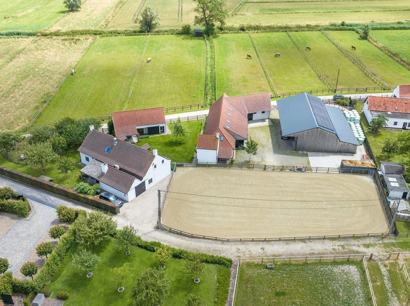 WORTEGEM - PETEGEM - Ferme d&#039;ambiance avec dépendance et logement pour chevaux.&lt;br /&gt;
Entrez dans cette charmante ferme située dans la pittoresque rég