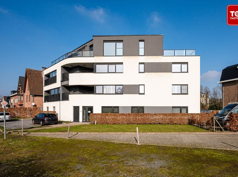 Deze unieke penthouse combineert ruimte, licht en een adembenemend uitzicht in een stijlvolle en eigentijdse setting. Met twee slaapkamers, waarvan éé