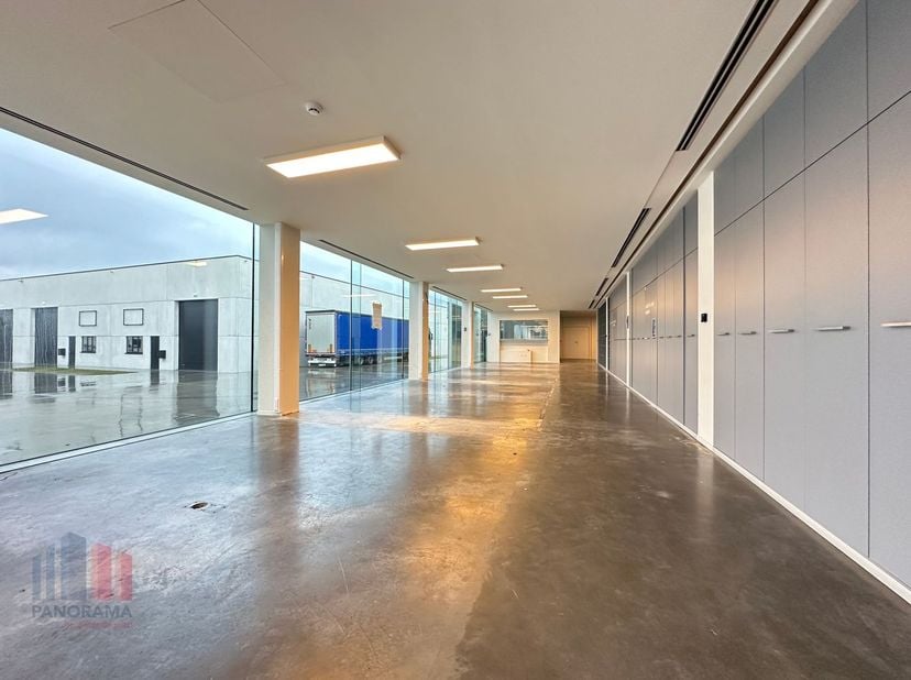 Instapklare kantoorruimte van 393 m² te huur, uitstekend gelegen langs de bedrijvige Kortrijkseweg (N43) met een vlotte verbinding naar de E17 (5 km).