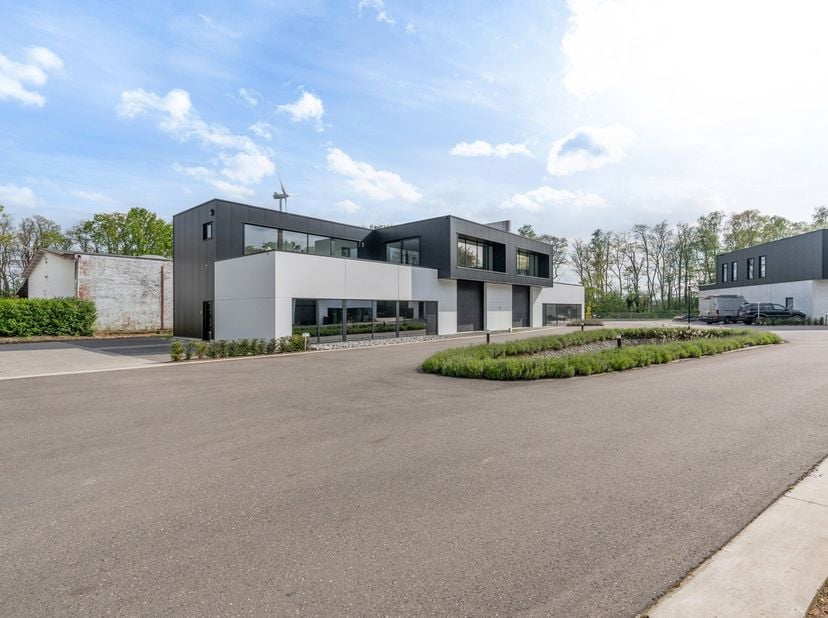 Deze nieuwbouw KMO-unit maakt een ideale combinatie van werken en wonen. Gelegen op een strategische locatie, biedt deze KMO-unit alles wat een bedrij