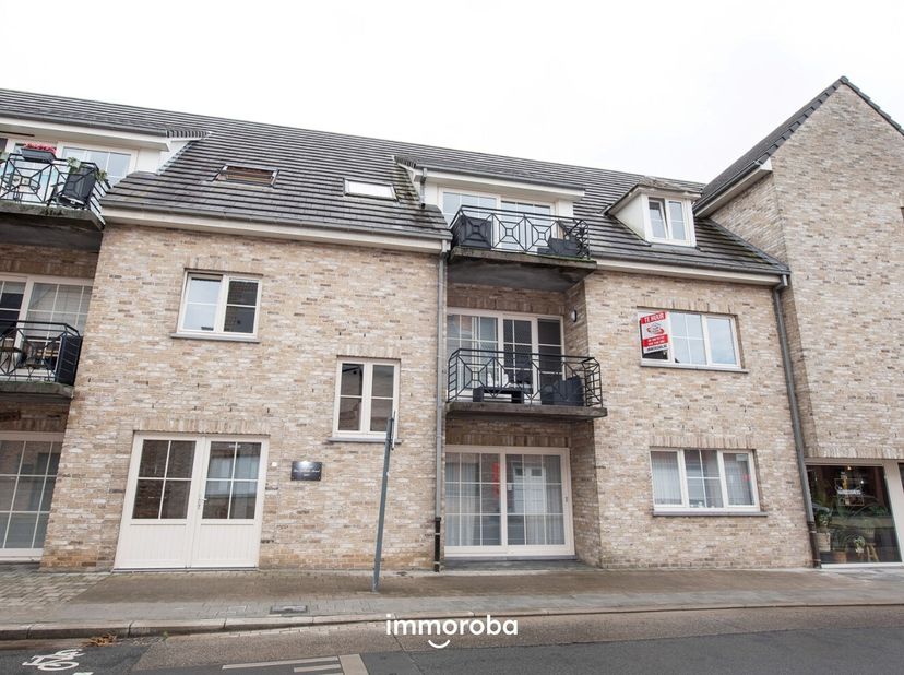 Dit aangenaam en instapklaar appartement ligt op een centrale locatie in Oeselgem.&lt;br /&gt;
Winkels, scholen, openbaar vervoer ligt allemaal zeer dichtbi