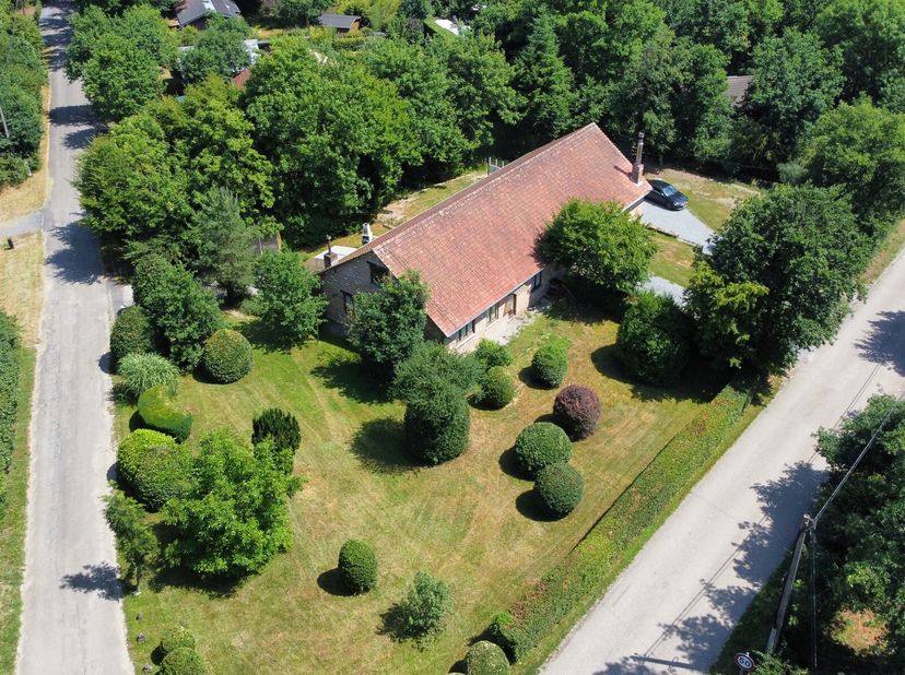 Nous vous proposons cet ensemble immobilier unique, composé de deux maisons de plain-pied totalement indépendantes situées dans un cadre paisible à Ba