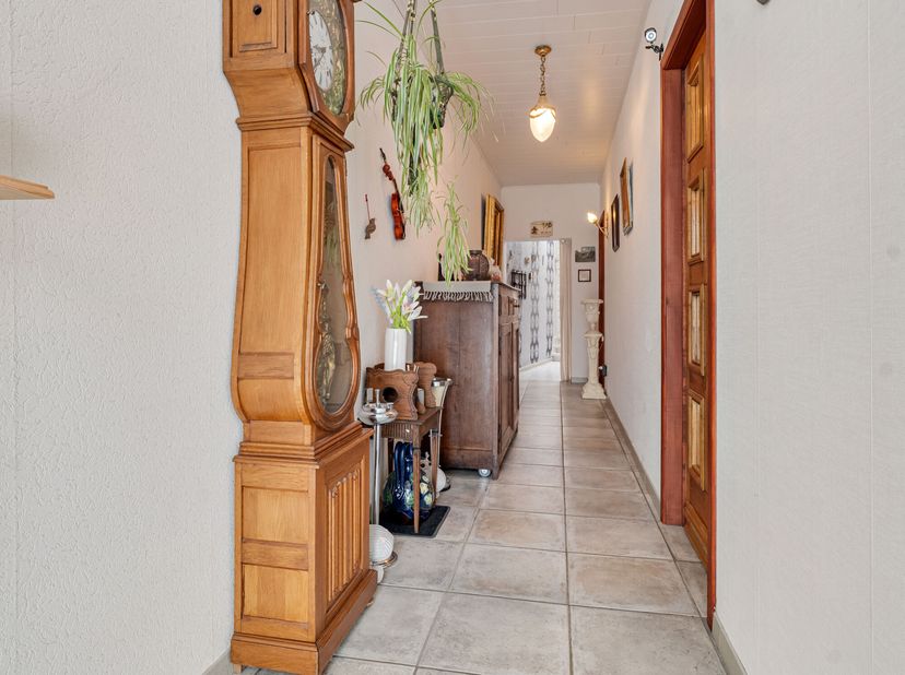 Deze instapklare woning op zeer centrale ligging met garage en uitweg wordt u te koop aangeboden.&lt;br /&gt;
We betreden deze woning langs de inkomhal met