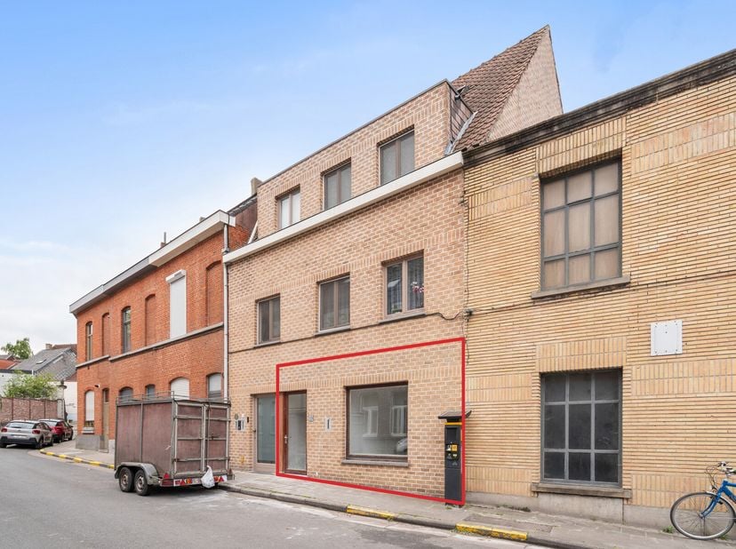 Ben je op zoek naar een gelijkvloers appartement met een bewoonbare oppervlakte van maar liefst 152 m² en een private tuin van 60 m²? Zoek niet verder