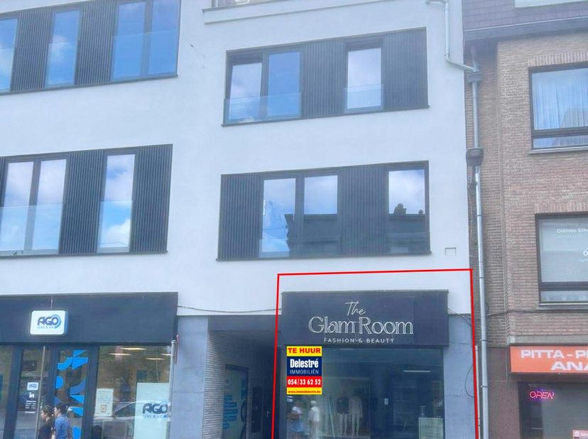 Gelegen op een uitstekende locatie aan de Brusselsestraat, bevindt dit winkel- of kantoorpand zich in het hart van Dendermonde, in de onmiddellijke na