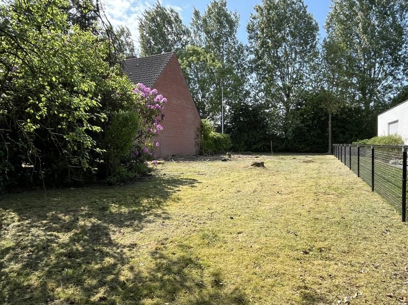 Laat op dit unieke perceel uw eigen droomwoning ontwerpen!&lt;br /&gt;
Het perceel is bestemd voor de bouw van een halfopen bebouwing.&lt;br /&gt;
De ligging bied
