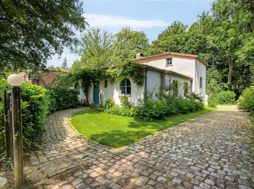 Karaktervolle villa (223m²) voorzien van 6 slaapkamers op een riant perceel (1.300m²) met prachtig aangelegde tuin op unieke locatie te Boechout! &lt;br