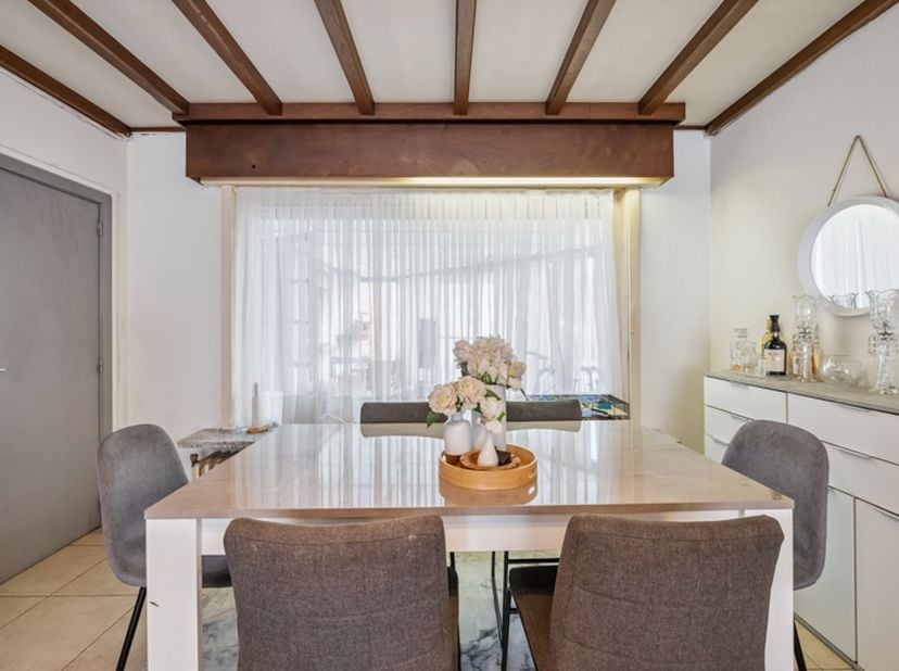 Hooglede-centrum. Stevig gebouwde half open bebouwing met 3 slaapkamers op een perceel van +/- 251m2. Vaste huuropbrengst.&lt;br /&gt;
&lt;br /&gt;
Pal in het cen
