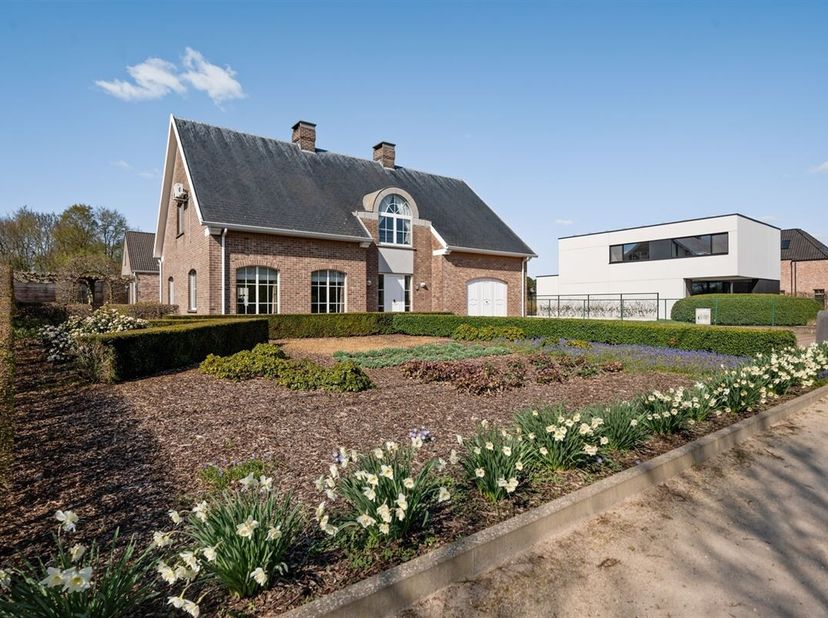 Standingvolle, eigentijdse gezinswoning met loods, gunstig gelegen in een residentiële omgeving nabij het landelijke dorpscentrum van Putte.&lt;br /&gt;
Dez