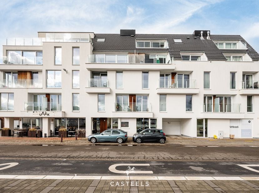 In de rustige Sint-Jorisstraat, op wandelafstand van het station van Beernem, bevindt zich deze ruime en lichtrijke assistentieflat (73 m²) in de resi