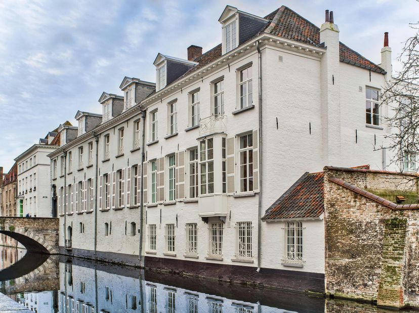 Ce magnifique penthouse offre une expérience de vie unique en plein centre historique de Bruges. Avec son aspect charmant, cet appartement est un véri