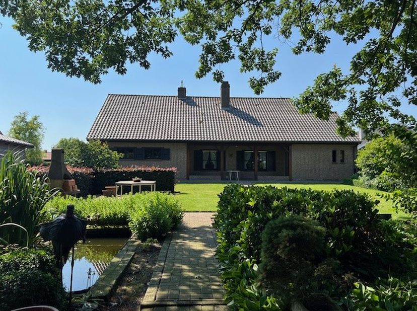 Gelegen in een rustige straat, doch dichtbij het centrum, bevindt zich deze standingvolle klassieke villa op een terrein van 3 673m².&lt;br /&gt;
&lt;br /&gt;
De