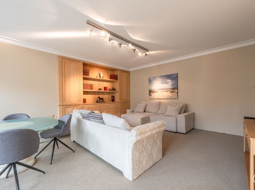 GEMEUBELD - Aangenaam appartement vlakbij het strand en het bruisende Rubensplein.&lt;br /&gt;
INDELING: ruime inkomhall, gastentoilet, vestiaire, gezellige