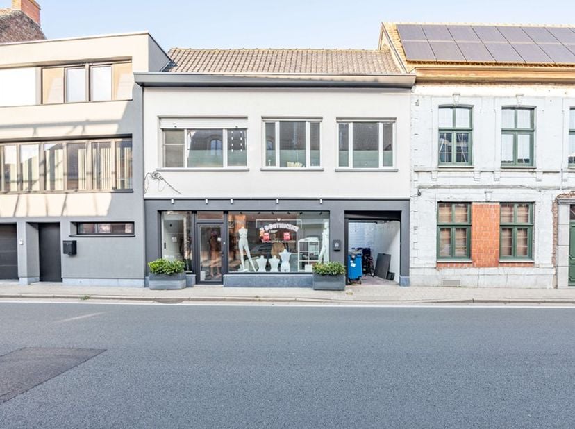 BIEDEN VANAF 259.000,00 EURO!&lt;br /&gt;
&lt;br /&gt;
Deze gerenoveerde gezinswoning met handelspand zit in een nieuw jasje sinds 2022 en is zeker een bezoekje w