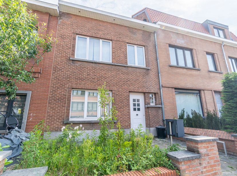 À deux pas de la charmante place Sainte-Alix et de toutes ses commodités, se situe cette ravissante maison de ±175m² brut, en excellent état, alliant