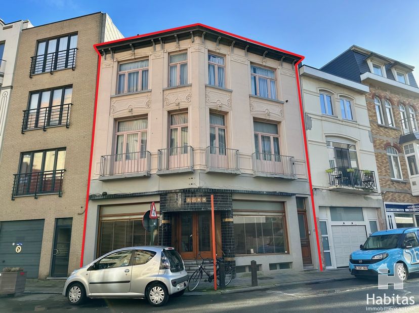 Authentieke en deels gerenoveerde woning op slechts 150 m. van het strand. Deze statige woning, gelegen in centrum van Wenduine biedt u, mits een bijk
