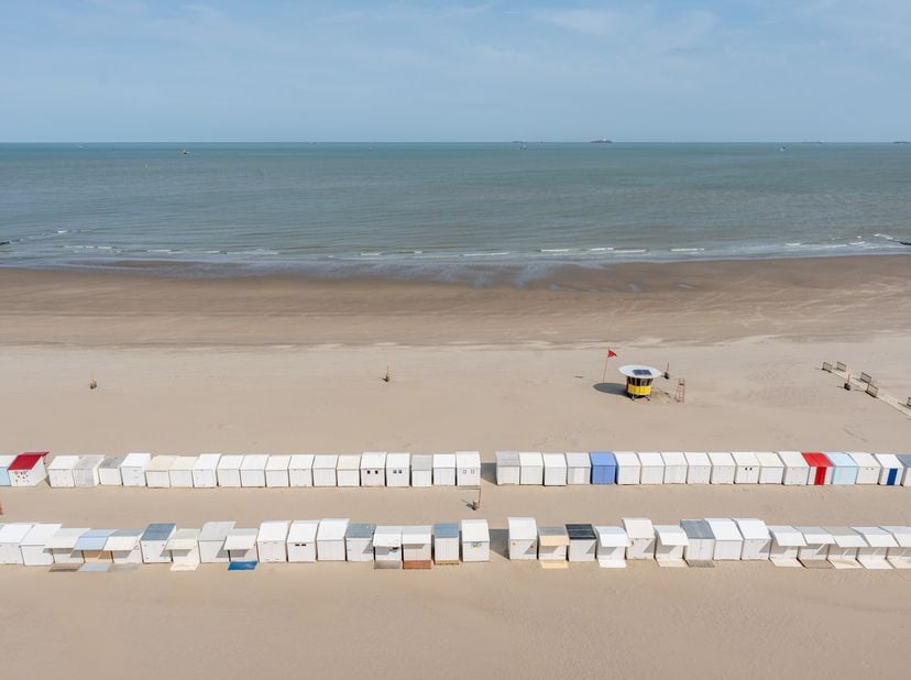 Découvrez cet appartement duplex unique d&#039;une surface habitable de 134 m², situé aux 9e et 10e étages d&#039;un immeuble prestigieux en bord de mer à Blank