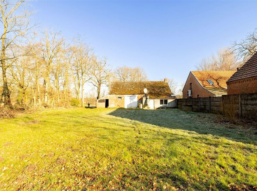 Prachtig gelegen grond met af te breken woonst, op een prachtig perceel van 10a 64ca.&lt;br /&gt;
Wie op zoek is naar een woning/bouwgrond op een prachtige