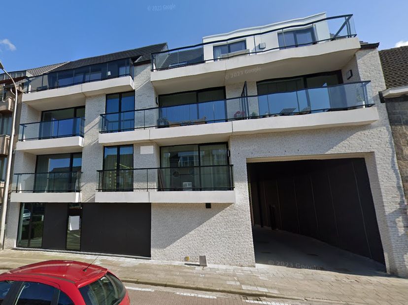 Zéér centraal gelegen private staanplaatsen en nog 1 garage te koop nabij de markt van Waarschoot, aan het nieuwbouwproject Miami House. Prijs staanpl