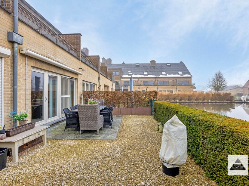 Ruim gelijkvloers appartement met 3 slaapkamers. U beschikt over een groot zonnig terras met aansluitend privé tuintje. Terwijl u geniet van de zon, c