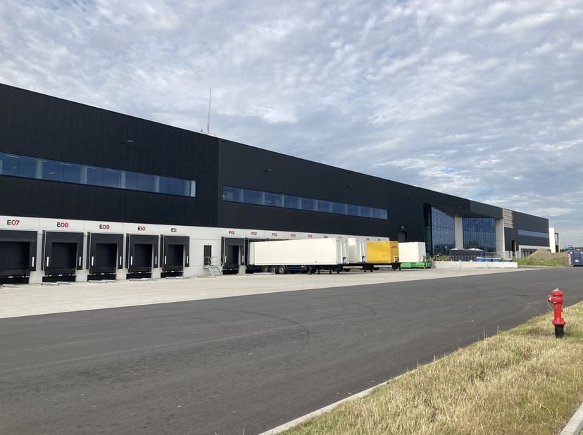 Cet entrepôt fait partie du campus logistique de Gand et est stratégiquement situé à proximité immédiate de la sortie Rieme de la R4 et de l&#039;échangeur