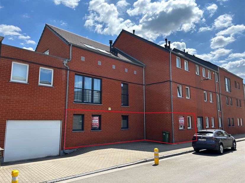 SCLESSIN - Dans une résidence de 2012, confortable appartement (117 m² habitables) rénové en 2025, au REZ-DE-CHAUSSEE avec terrasse, petit jardin, cav