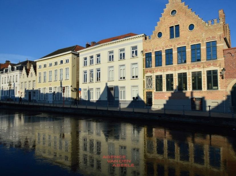 Fantastisch appartement op felbegeerde toplocatie te Brugge&lt;br /&gt;
Dit appartement vinden we op de 2de en 3de verdieping van een knappe residentie.&lt;br