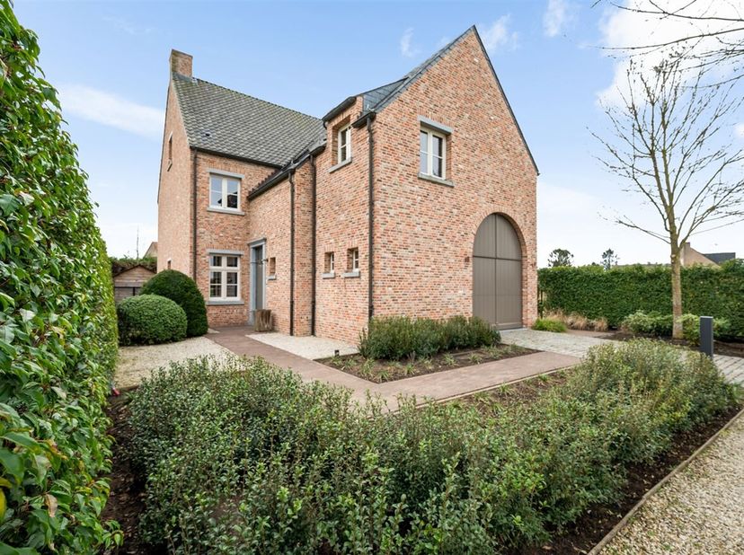 In het groene en rustige Pulle ligt deze exclusieve villa, een oase van luxe en comfort. De woning is hoogwaardig afgewerkt, slim ingedeeld en heeft e