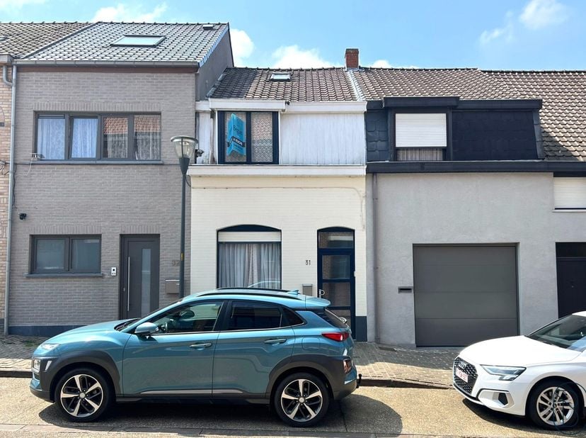 Deze instapklare woning is zeer goedgelegen op wandelafstand van het centrum. INDELING: gezellige leefruimte, keuken, berging/wasplaats, TUIN. Op het