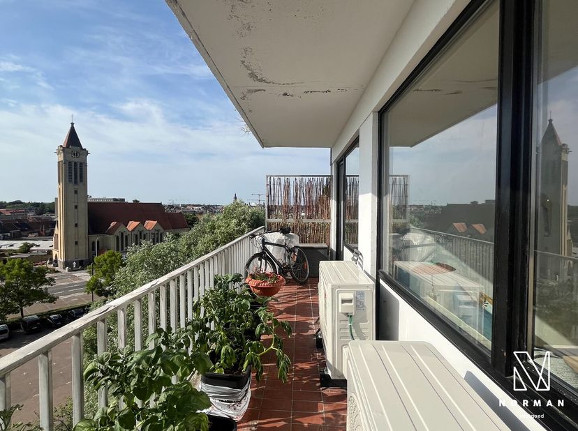 Appartement te koop in Roeselare op topligging!&lt;br /&gt;
Dit lichtrijke appartement bevindt zich op de zesde verdieping en biedt een prachtig uitzicht ov