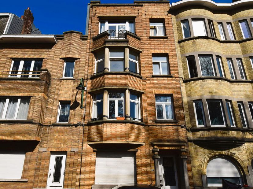 Melpomenestraat 36 : Ruim appartement ( 80 m² ) met 1 slaapkamer (volgens basisakte en eigendomstitel 2 slaapkamers) , terras, 2 kelders , wasruimte,