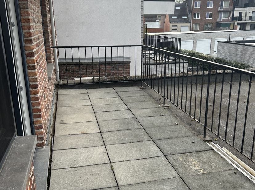 Ruim gerenoveerd appartement te huur op de eerste verdieping in een klein gebouw.&lt;br /&gt;
Het zonnig terras is toegankelijk vanaf de 3 de slaapkamer.&lt;br