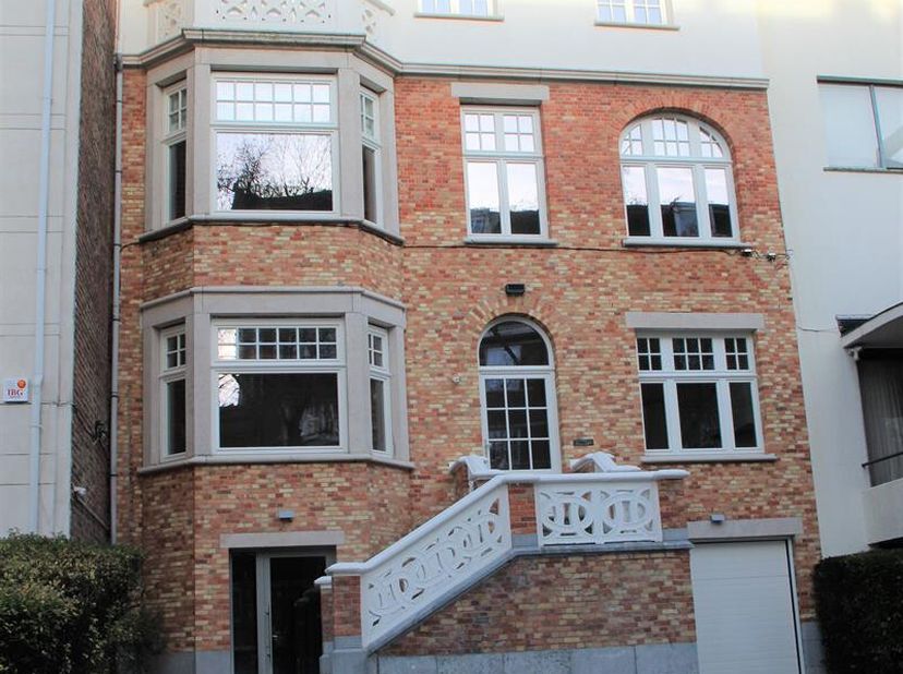 Victoire Junot vous propose de découvrir  à Uccle,  dans le quartier  de Fré/ Héro, à proximité des commerces du Parvis- Saint-Pierre, des transports