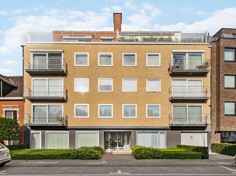 Indeling:&lt;br /&gt;
- inkomhal met vestiaire en gastentoilet &lt;br /&gt;
- leefruimte &lt;br /&gt;
- keuken ( dubbele spoelbak, kookplaat, vaatwas en oven)&lt;br /&gt;
- b