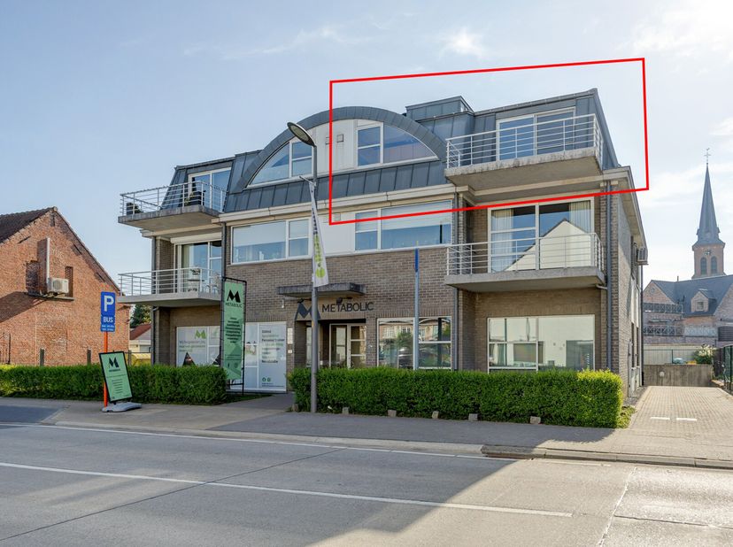 RESIDENTIE &quot;DE SMISSCHE&quot; - TWEEDE VERDIEPING&lt;br /&gt;
Inkomhal 3,5 m² op tegel. Leefruimte 32,5 m² op tegel met schuifraam naar terras 10 m².&lt;br /&gt;
Keuke