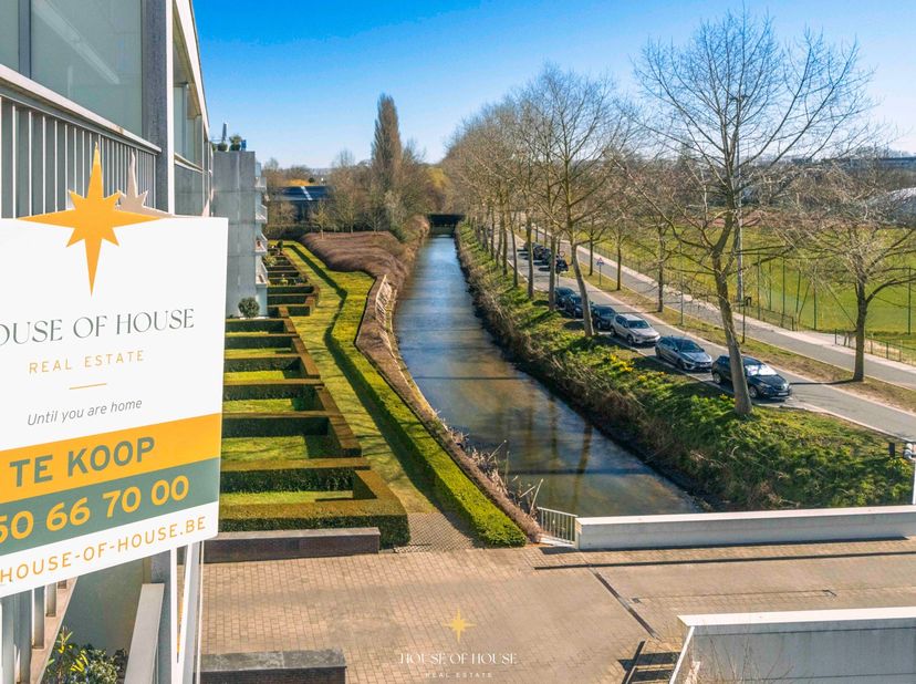 Cet appartement ensoleillé et élégant est situé au quatrième étage de la résidence « De Mouterie » et offre de belles vues sur le canal Zuidervaartje