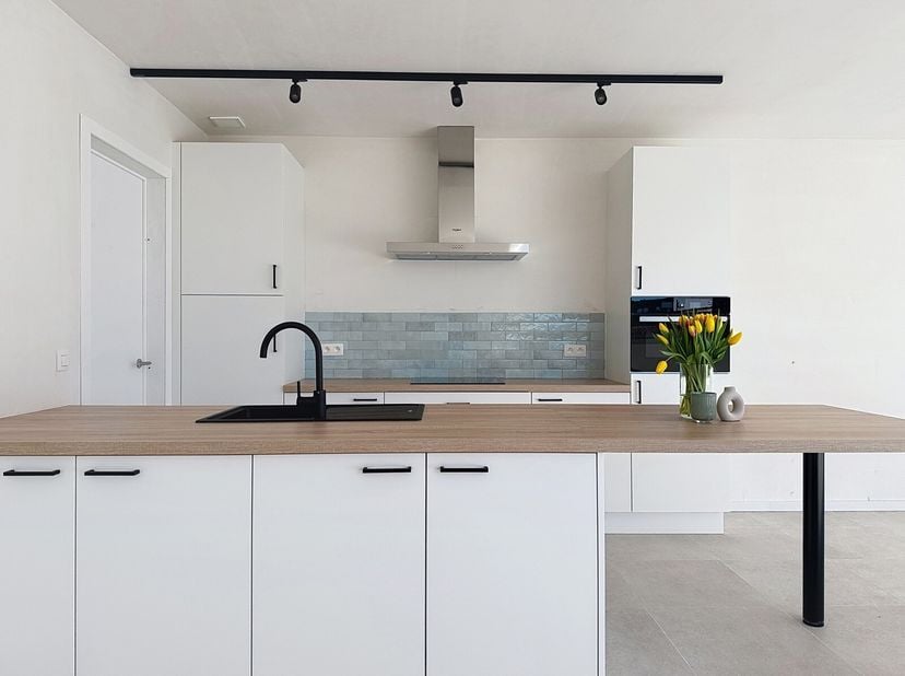 Prachtig afgewerkte nieuwbouwwoning gelegen in een doodlopende straat op een perceel van 3 are 89.&lt;br /&gt;
Deze woning van 204 m² heeft op het gelijkvlo