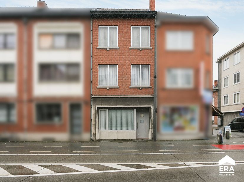 Bijzonder ruime, te renoveren stadswoning met 3 (mogelijks 4) slaapkamers op 3 minuten wandelen van het gerechtsgebouw en het station en op 5 minuten