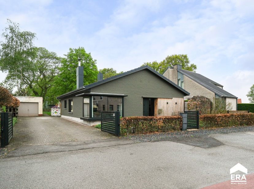 Goed onderhouden en grotendeels vernieuwde gelijkvloerse woning dicht bij het centrum van Peer met slaapkamers. Vanuit de tuin is er een prachtig zich