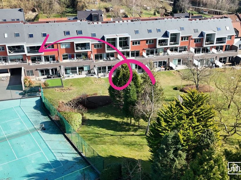 In dit recent duplex-appartement geniet u van rust en een prachtig zicht op een parktuin van 70 are. &lt;br /&gt;
Het appartement heeft een ruime eetplaats,