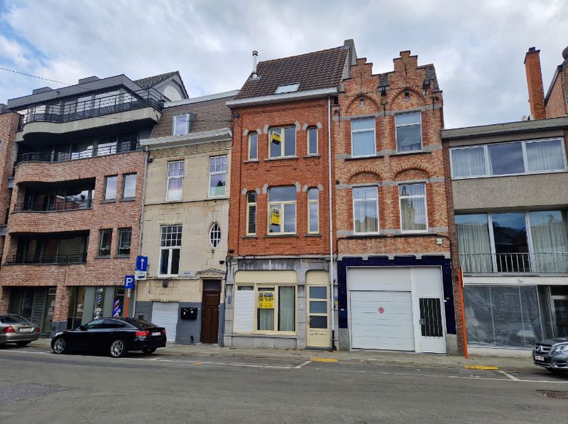 Dendermonde, Dijkstraat 8.&lt;br /&gt;
Op te frissen opbrengsteigendom (2 app) gelegen op topligging hartje Dendermonde.&lt;br /&gt;
&lt;br /&gt;
Indeling: &lt;br /&gt;
Besta