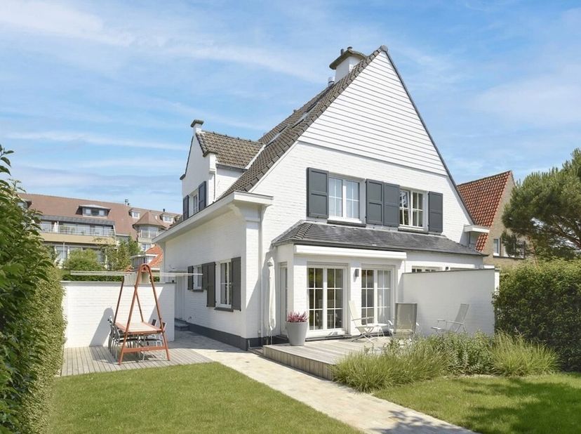 Gezellige villa in een paadje op een zeer centrale ligging, net naast het commerciële centrum van Knokke en op wandelafstand van de zee.&lt;br /&gt;
Indelin