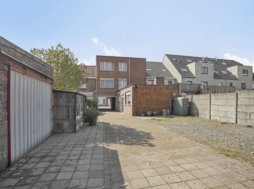 Cette maison est proposée à la vente dans la Kortbroekstraat, près du centre de Vrasene.&lt;br /&gt;
La maison est actuellement divisée en un appartement au