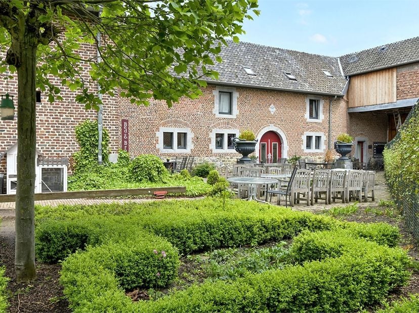 In 2001 werd deze monumentale carré-boerderij Cour d&#039;Aix (Hof van Aken) in Richelle (gemeente Visé) volledig gerestaureerd en gemoderniseerd waarbij e