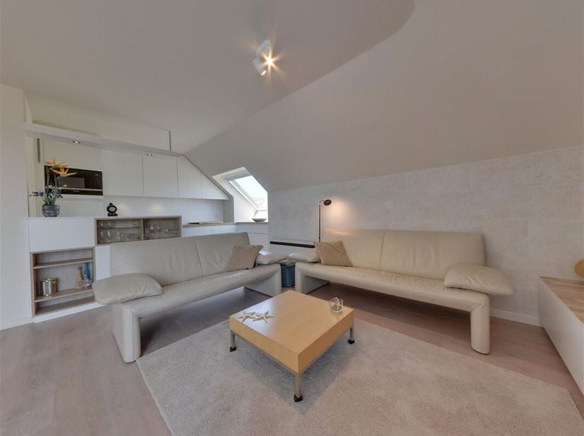 À vendre : appartement entièrement rénové au 2e étage de la résidence Juan Les Pins, situé dans le domaine verdoyant et calme De Warande avec piscine.