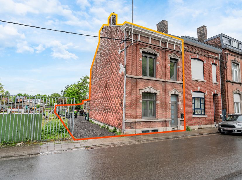 À vendre à Wandre  Maison 3 façades avec potentiel dagrandissement !&lt;br /&gt;
Nigel IMMO vous présente cette charmante maison 3 façades de 205 m², érigée