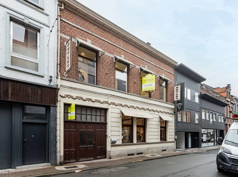 Dit pand omvat een handelspand en appartement, beiden met afzonderlijk ingang.&lt;br /&gt;
Op het gelijkvloers bevindt zich een winkelruimte van 110 m2 en v