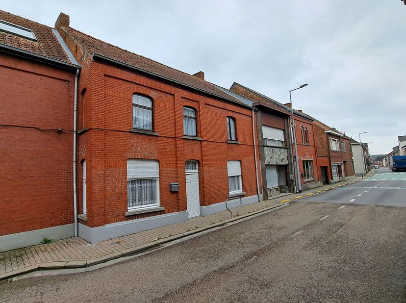 In het centrum van Zichem ligt deze te renoveren woning op een perceel van 1a 95ca met grote koer en bergingen. Het pand heeft op het gelijkvloers: ru